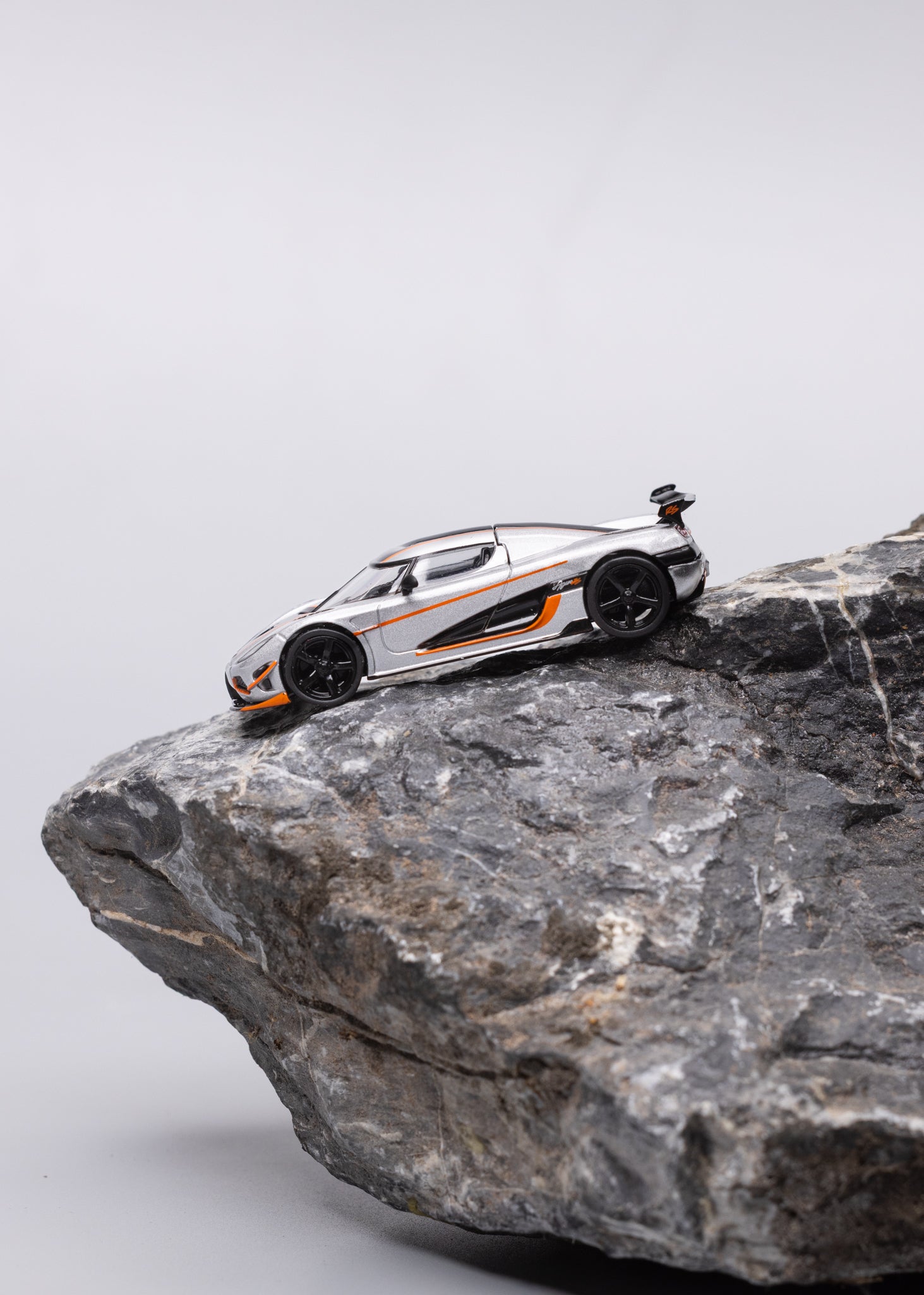 TW 1:64 科尼赛克 Agera Rs 月光银/黑 T64G-TL005-MS