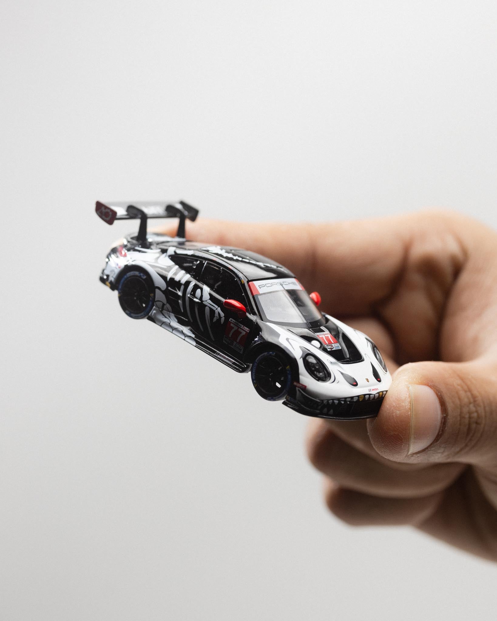MINIGT 1/64 - Porsche 911 GT3 R #77 AO Racing 2025 IMSA  Petit Le Mans BL