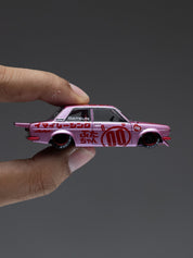 KAIDO HOUSE X MINI GT 1:64 DATSUN 510 PRO STREET BUTA V1 – PINK KHMG161