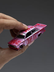 KAIDO HOUSE X MINI GT 1:64 DATSUN 510 PRO STREET BUTA V1 – PINK KHMG161