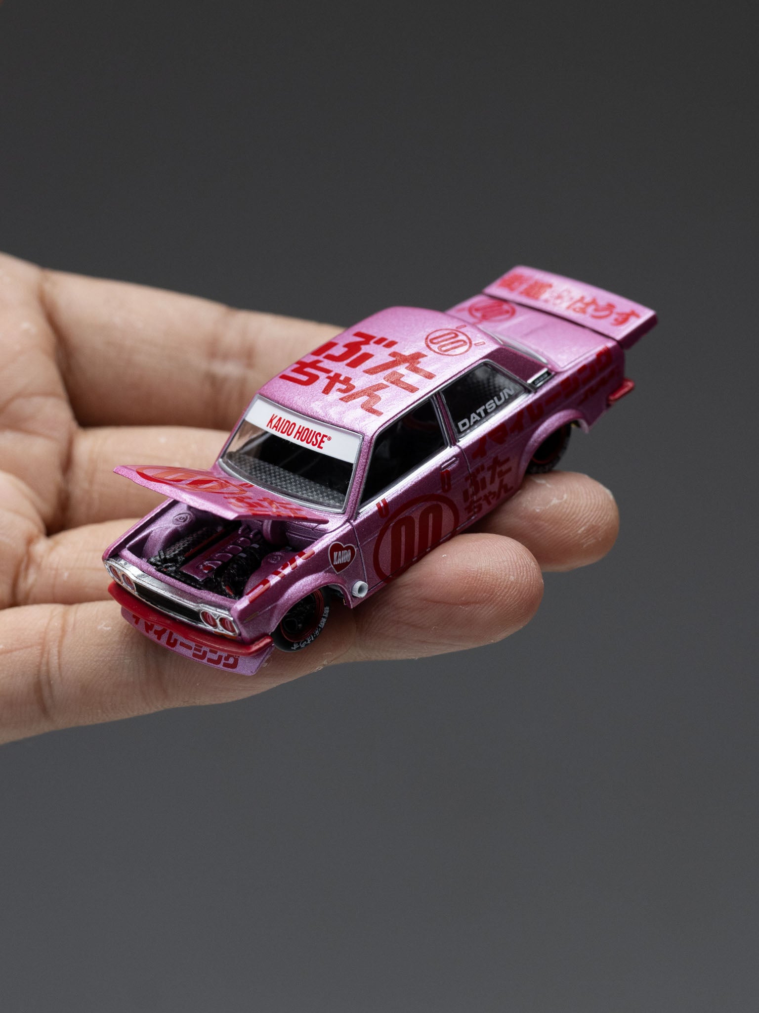 KAIDO HOUSE X MINI GT 1:64 达特桑 510 PRO STREET BUTA V1 – 粉色 KHMG161