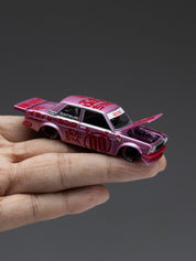 KAIDO HOUSE X MINI GT 1:64 DATSUN 510 PRO STREET BUTA V1 – PINK KHMG161