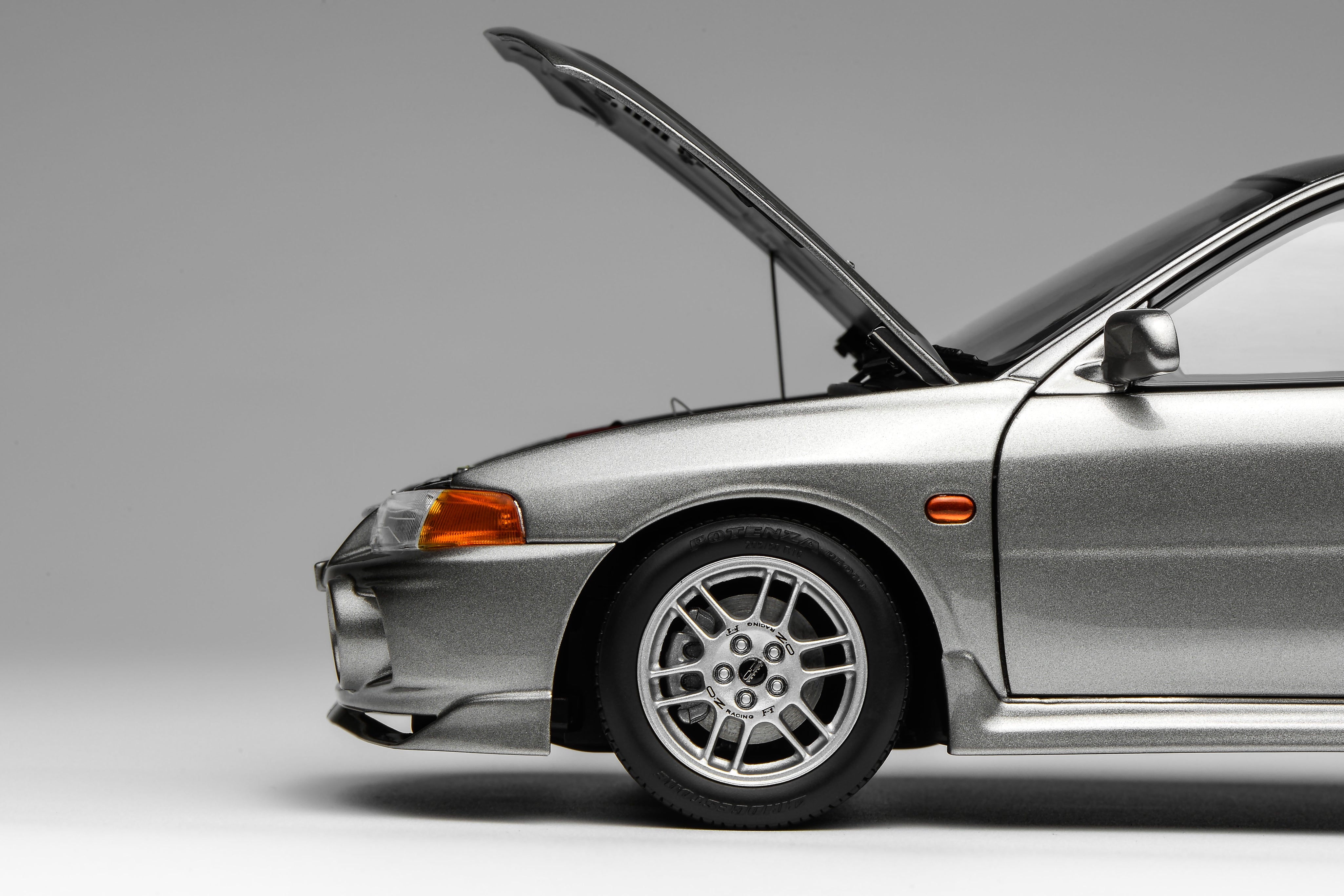 1/18 三菱蓝瑟Evolution IV,钢银色 - MOTORHELIX