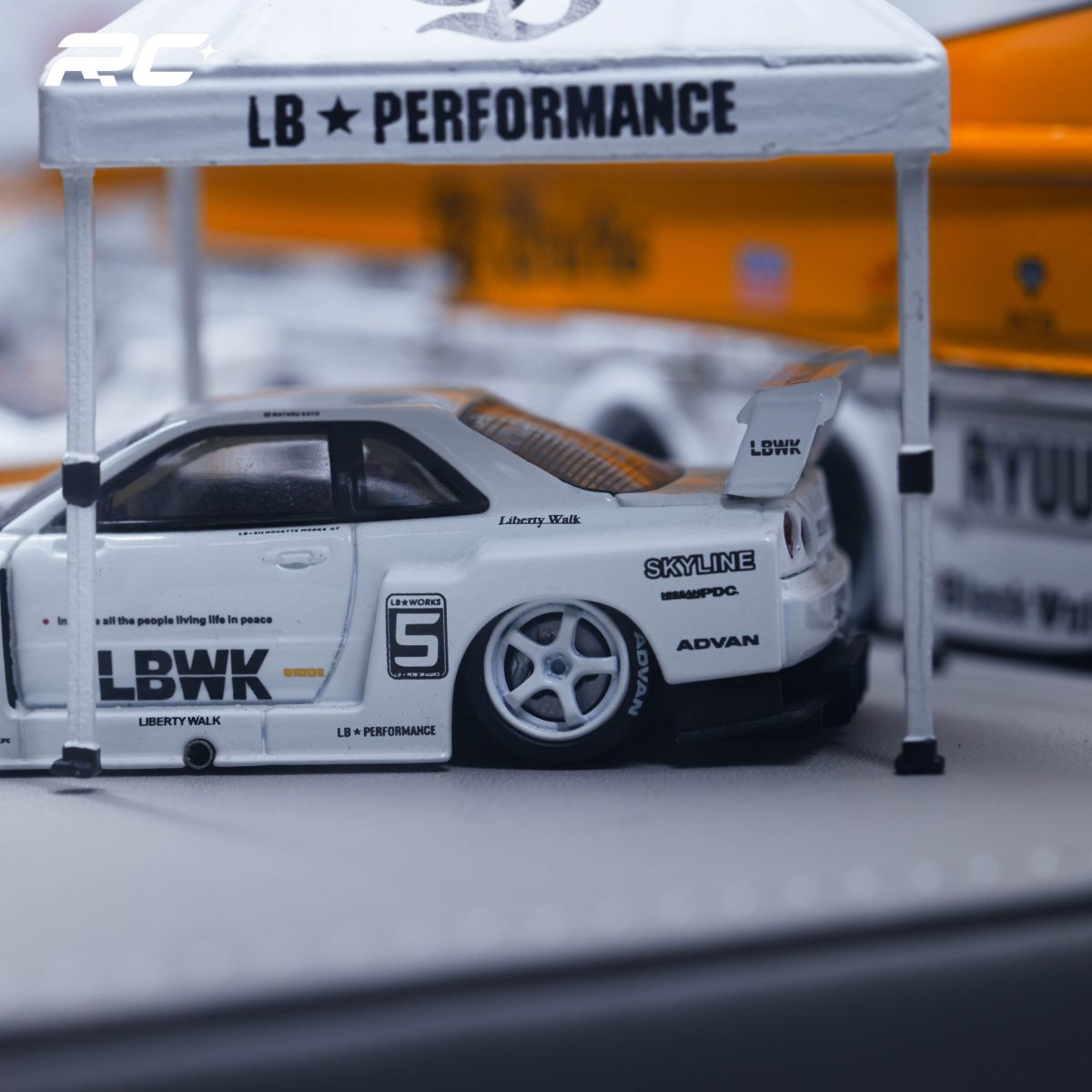 GCD 1:64 Mitsubishi FUSO Super Great Truck Liberty Walk