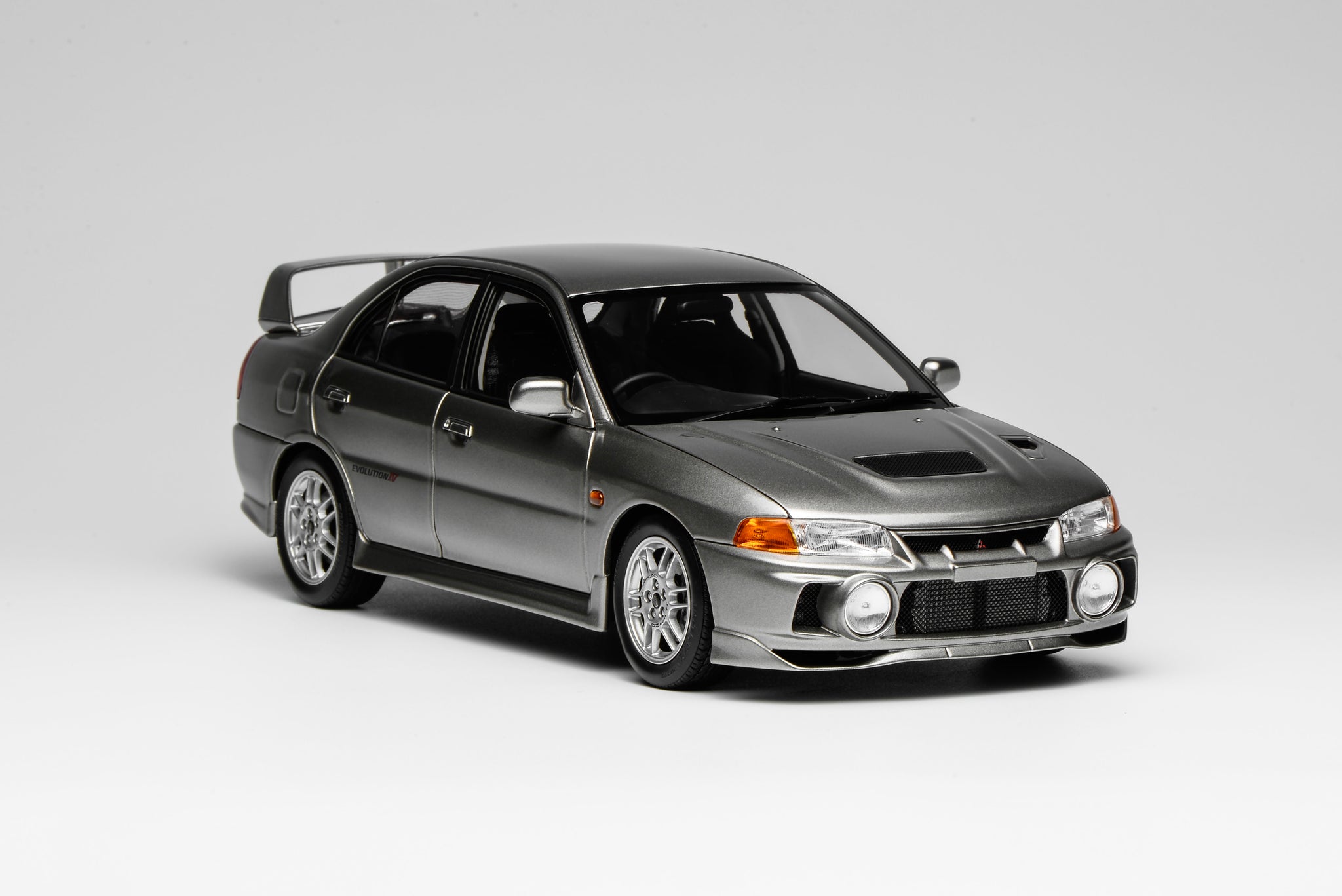 1/18 三菱蓝瑟Evolution IV,钢银色 - MOTORHELIX
