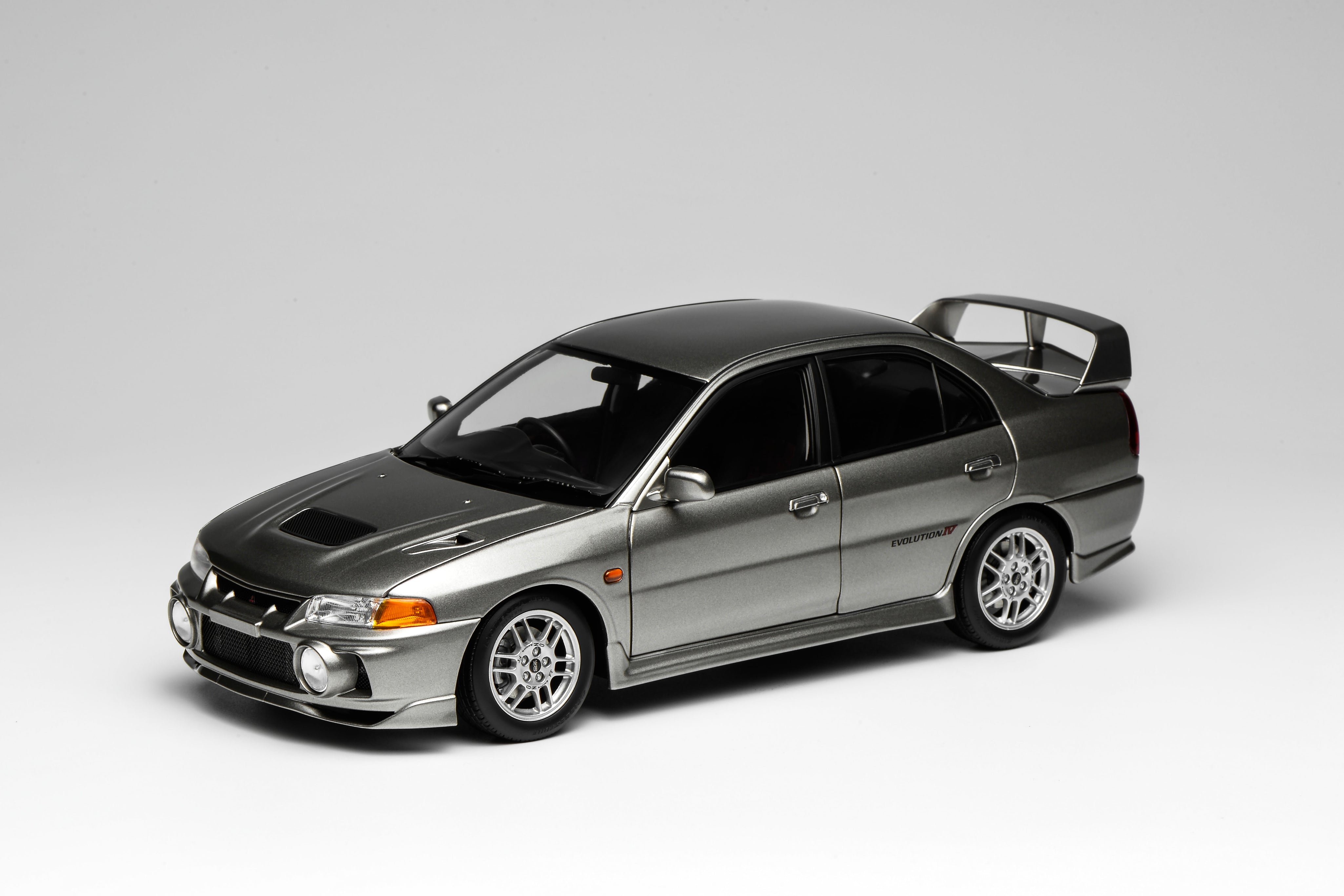 1/18 三菱蓝瑟Evolution IV,钢银色 - MOTORHELIX