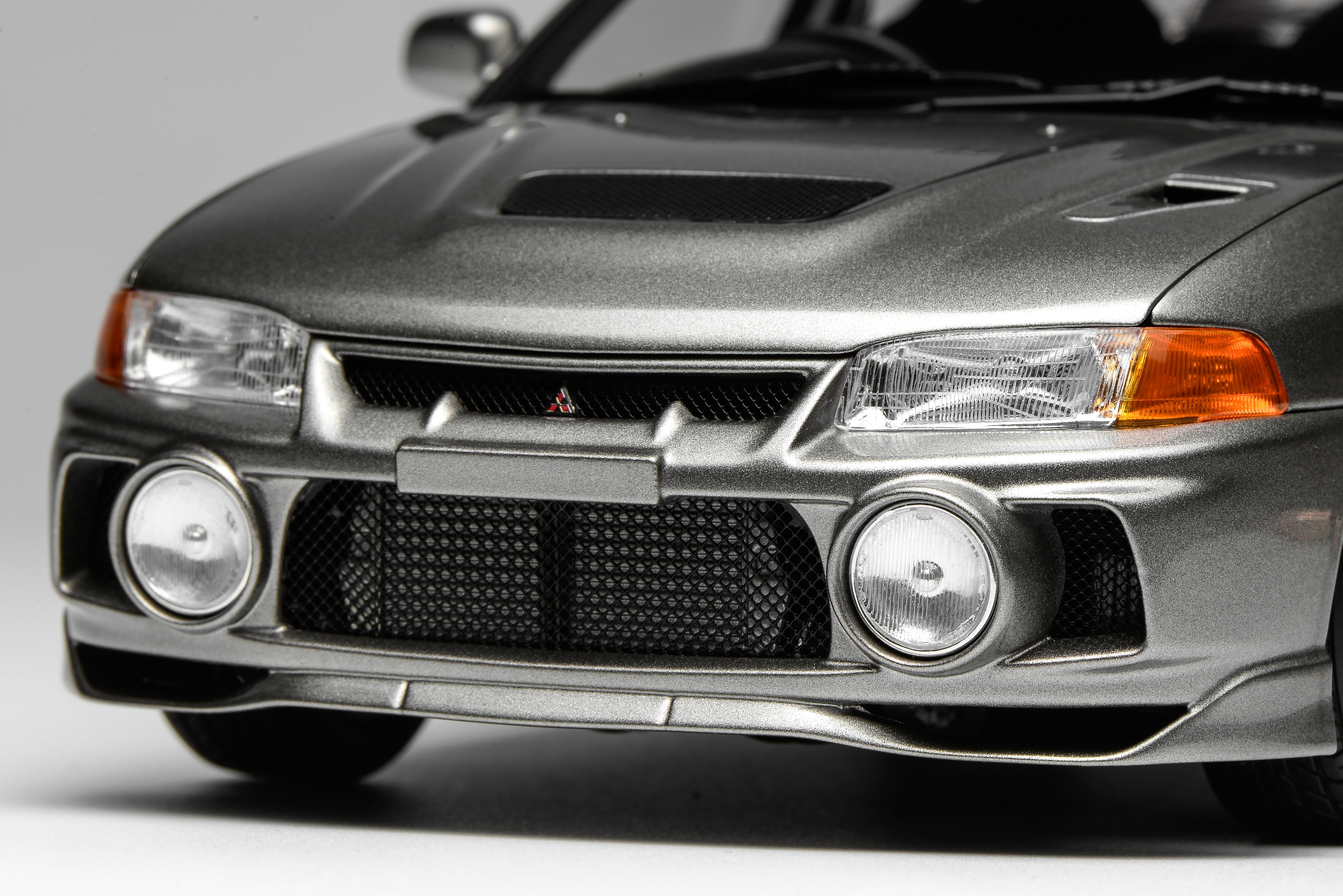 1/18 三菱蓝瑟Evolution IV,钢银色 - MOTORHELIX