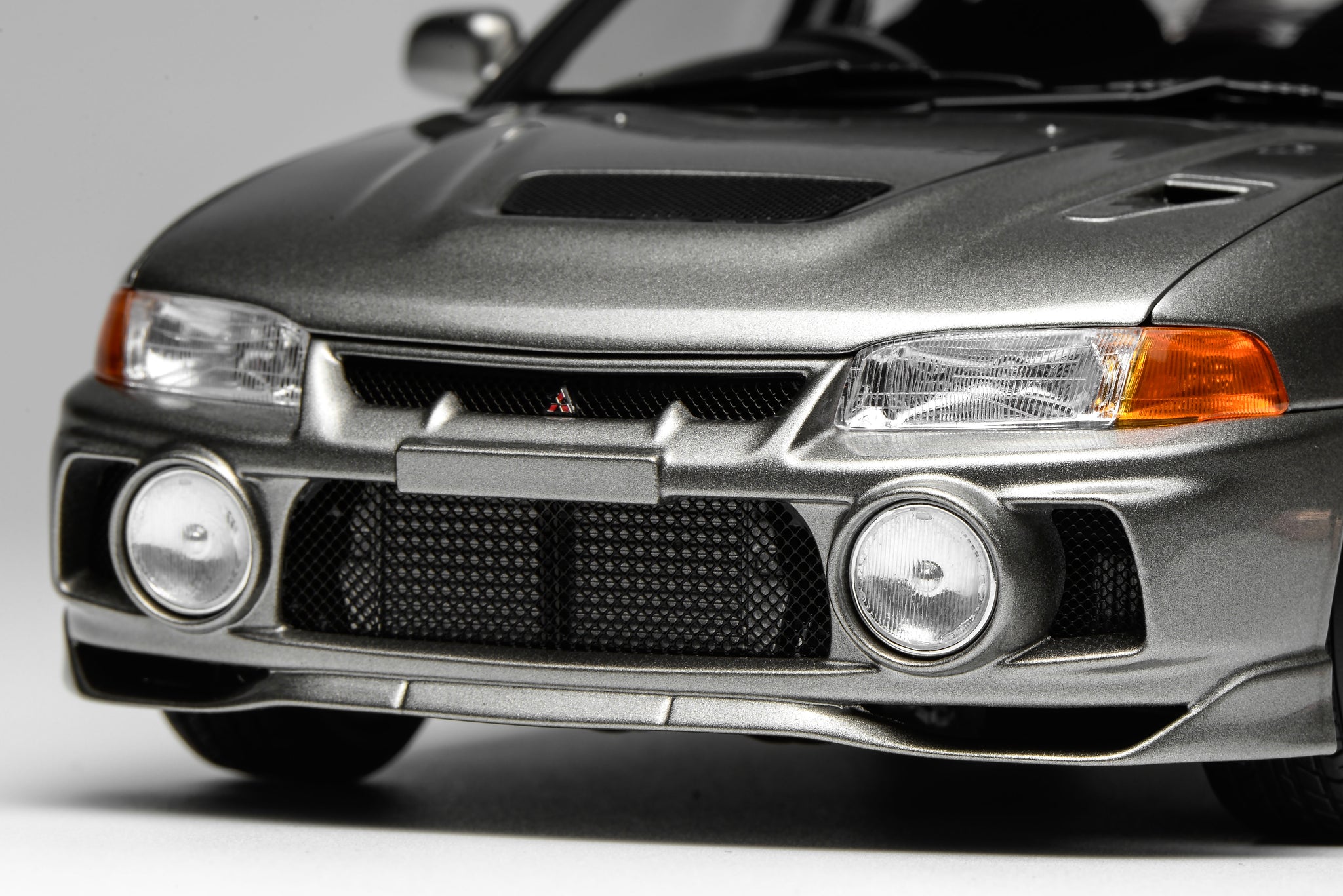 1/18 三菱蓝瑟Evolution IV,钢银色 - MOTORHELIX