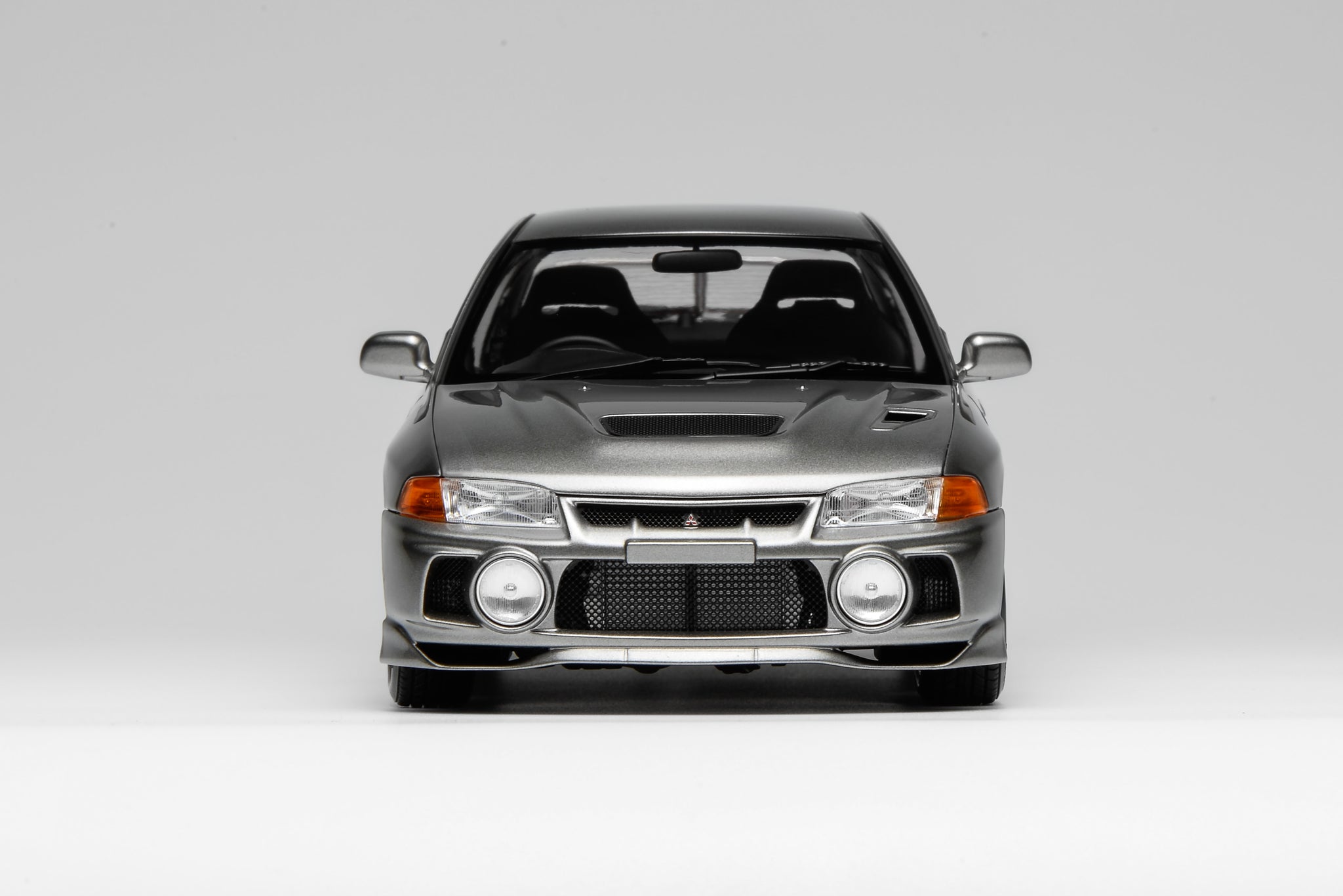 1/18 三菱蓝瑟Evolution IV,钢银色 - MOTORHELIX