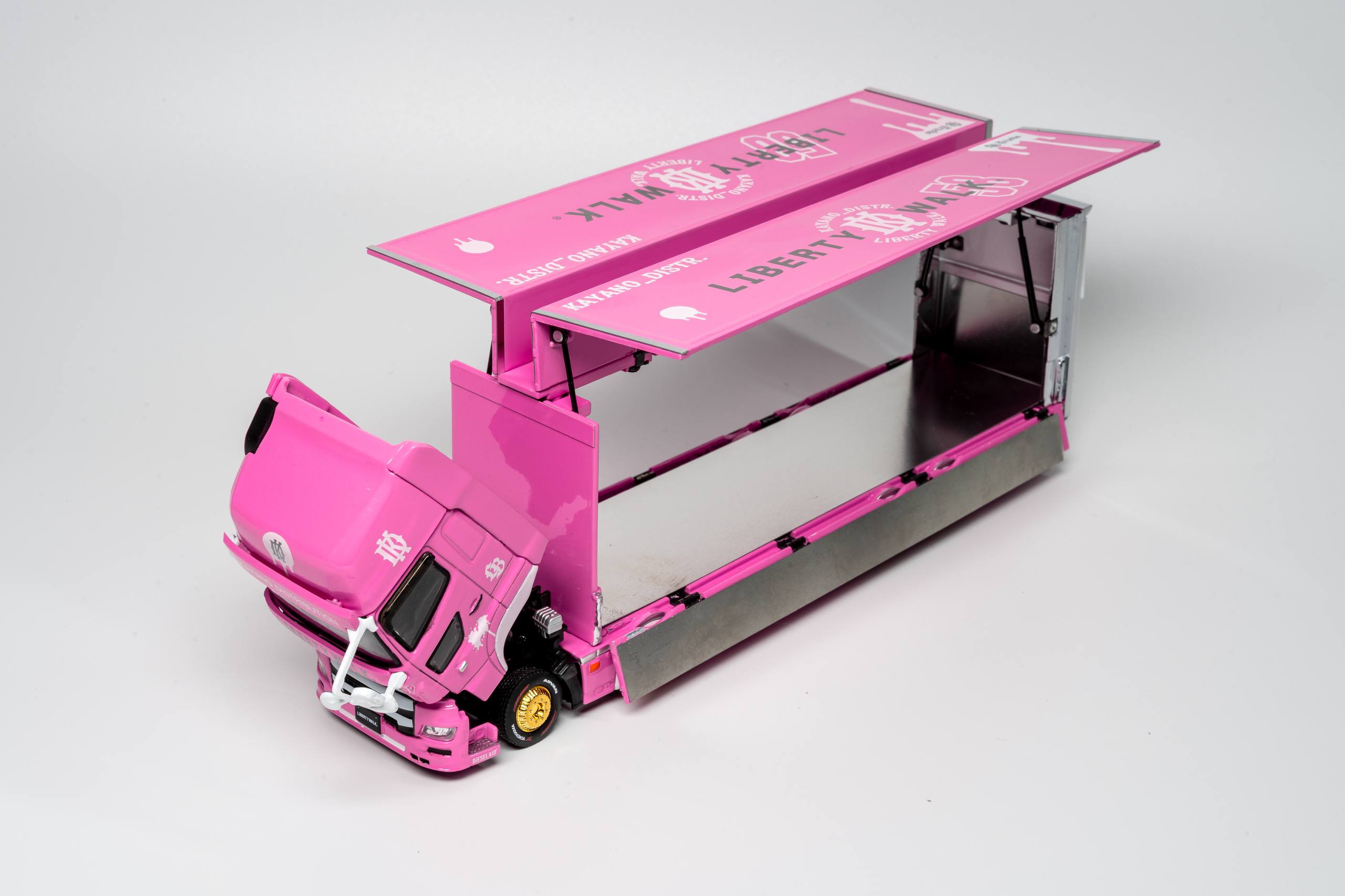 GCD 1/64 HINO Hinotai 700 Delivery Vehicle Model LB – Pink - Event