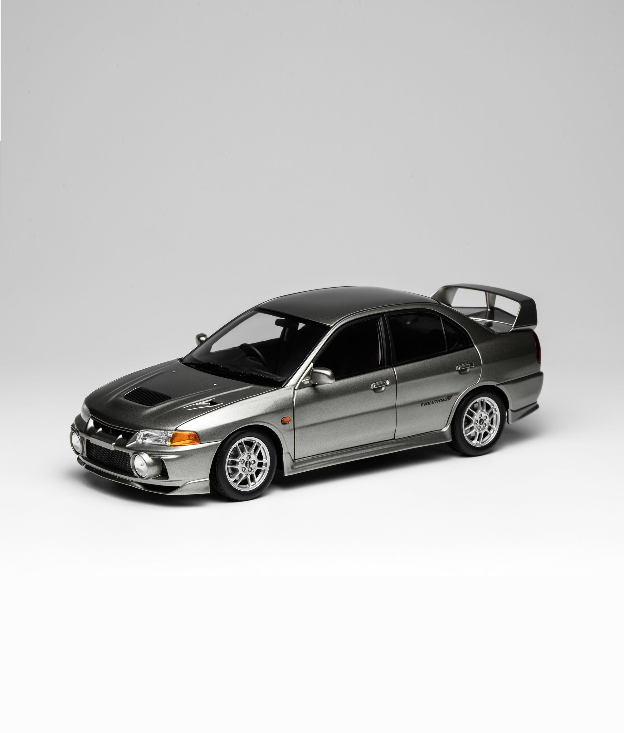 1/18 三菱蓝瑟Evolution IV,钢银色 - MOTORHELIX